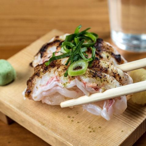 Pabu Izakaya fica no Leblon, no Rio de Janeiro, e oferece dupla de lagostim maçaricado • Instagram/Pabu Izakaya