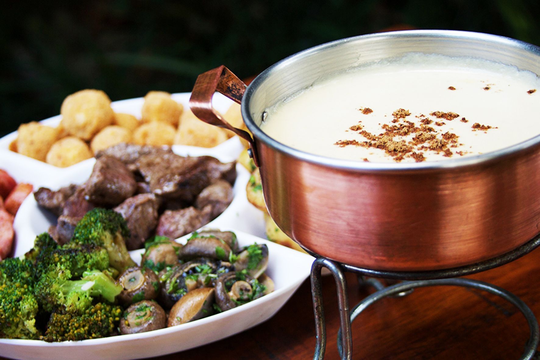 Fondue de carne é uma das sugestões do cardápio de inverno do bar e restaurante Pé de Manga, na Vila Madalena • Divulgação