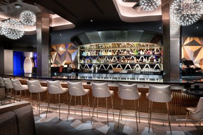Interior do lounge Geo-82, dentro do Epcot, no Walt Disney World Resort