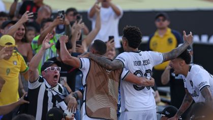 Igor Jesus comemora gol do Botafogo sobre o PSG