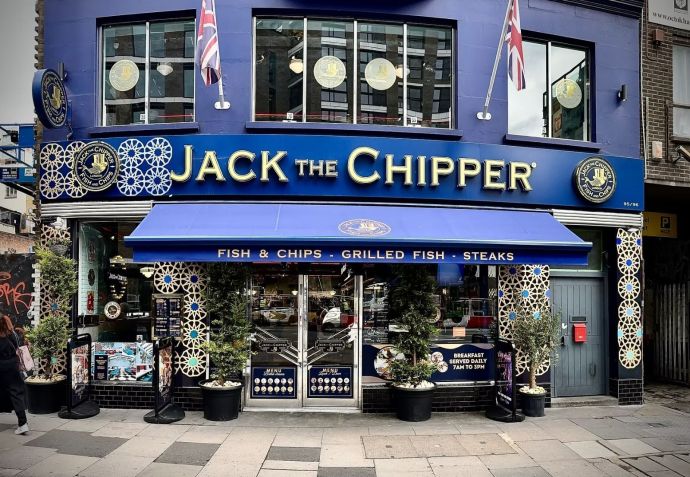 Vários negócios locais no leste de Londres, incluindo esta loja de fish and chips, lucram com a notoriedade de Jack, o Estripador • Divulgação/Jack The Chipper