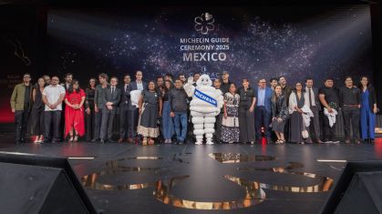 Chefs no palco da cerimônia do Guia Michelin México 2025