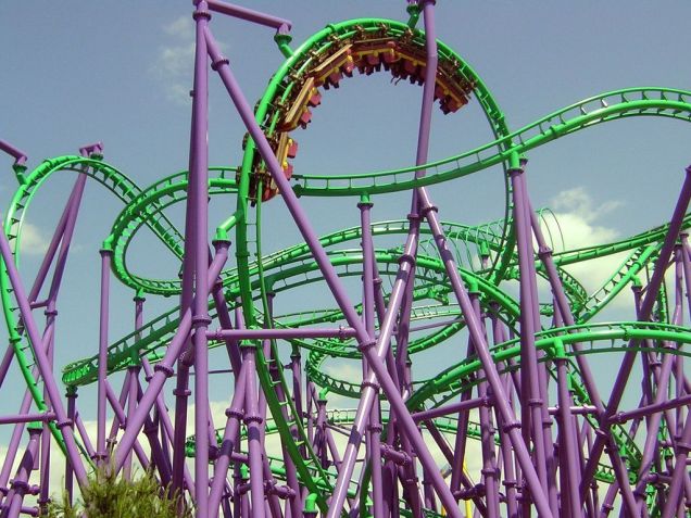Montanha-russa Joker's Jinx vai de zero a quase 100 km/h em apenas três segundos • Wikimedia Commons