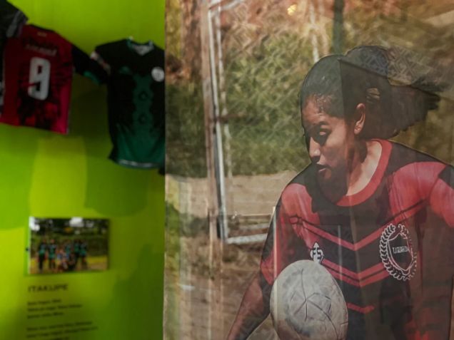 "Jaraguá Kunhague Ouga’a – O jogo das mulheres do Jaraguá" fica em cartaz até o fim de agosto • Divulgação/Museu do Futebol