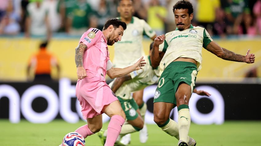Mundial de Clubes ocorre nos EUA, mas especialistas dizem que também afeta o Brasil; na imagem, lance de Inter Miami x Palmeiras pelo torneio • Hector Vivas - FIFA/FIFA via Getty Images