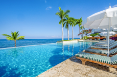 Piscina infinita do Round Hill Hotel and Villas, na Jamaica