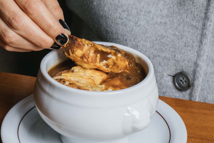 Sopa de cebola da Le Blé Casa de Pães • Divulgação