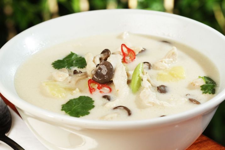 Sukhothai, um caldo tailandês de frango com leite de coco, erva cidreira e cogumelos shimeji • Divulgação