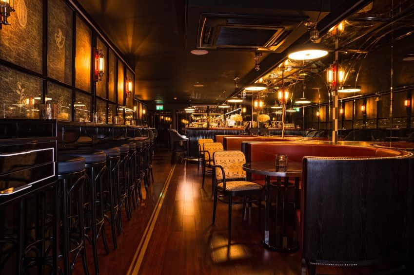 O bar Swift, no Soho, tem dois andares, mas a magia acontece no subsolo • Divulgação/Swift
