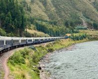 Belmond Andean Explorer corre ao lado de rio