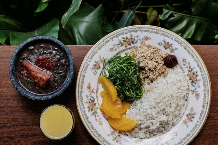 Feijoada d´A Casa da Esquina, que todo sábado tem roda de samba ou DJ  • Thays Bittar