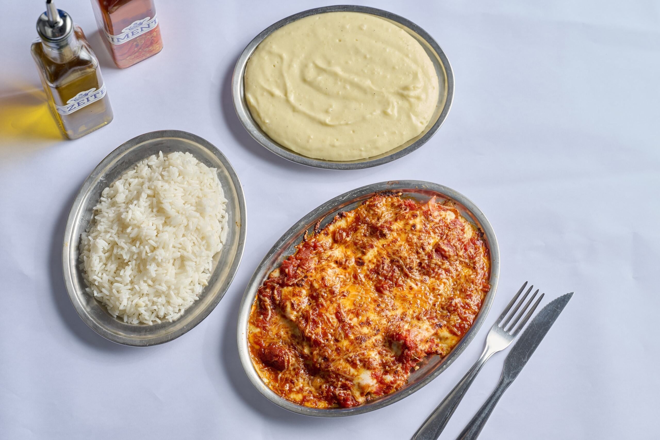 No Boteco Princesa, o à parmegiana é feito com presunto e queijo e é acompanhado de arroz branco e purê de batata • Divulgação
