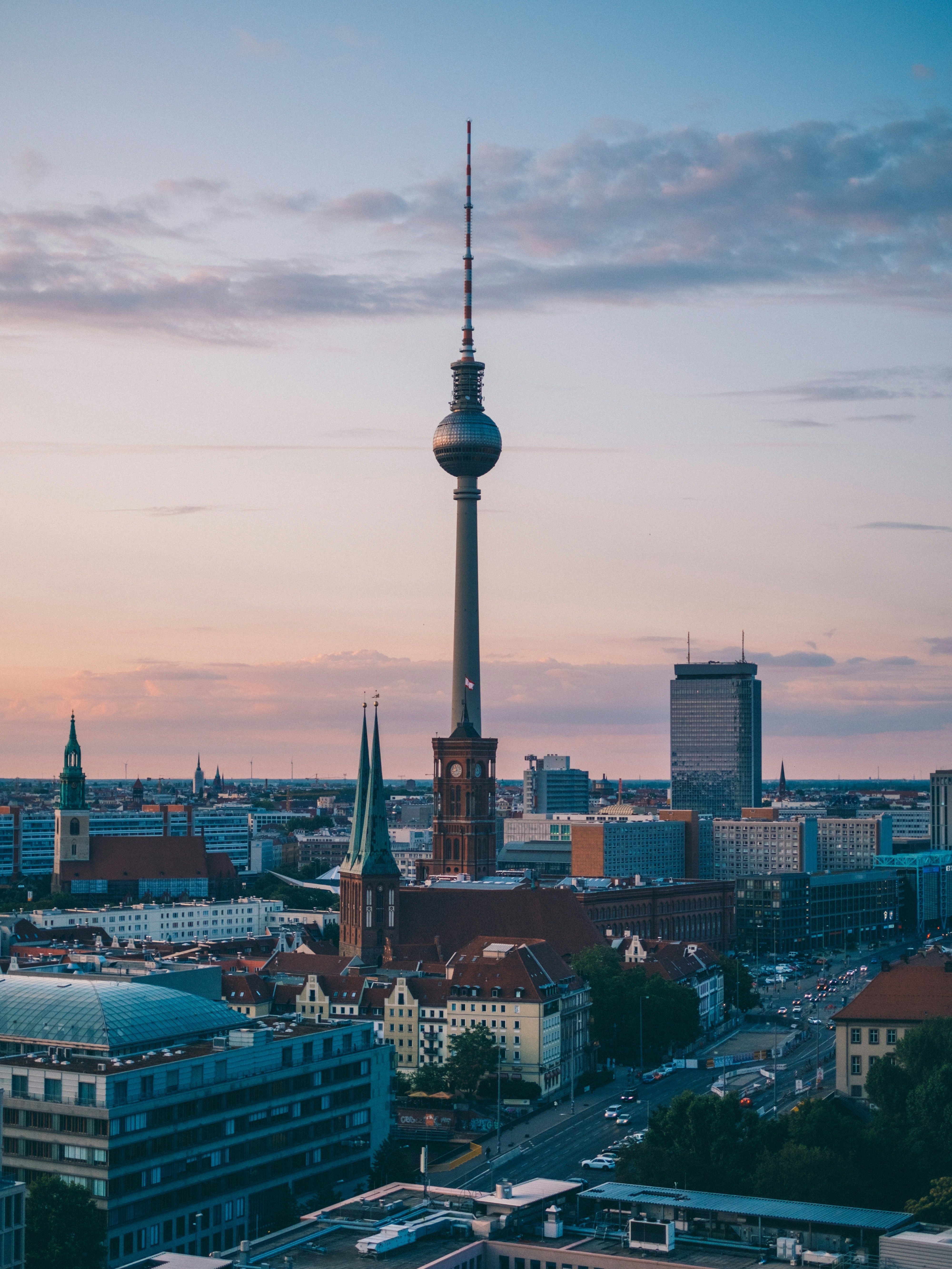 Berliner Fernsehturm é uma torre de televisão de 368 metros de altura • Unsplash/Adam Vradenburg