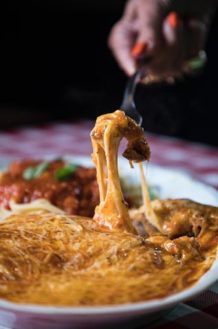No Cucina, o filé à parmegiana é servido com fettuccine branco, fettuccine ao pomodoro ou arroz com fritas • Totinha