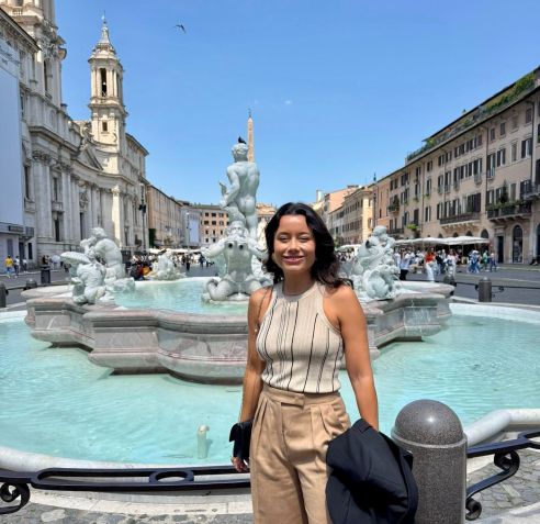 Daniela Filomeno em uma das fontes da Piazza Navona  CNN Viagem & Gastronomia