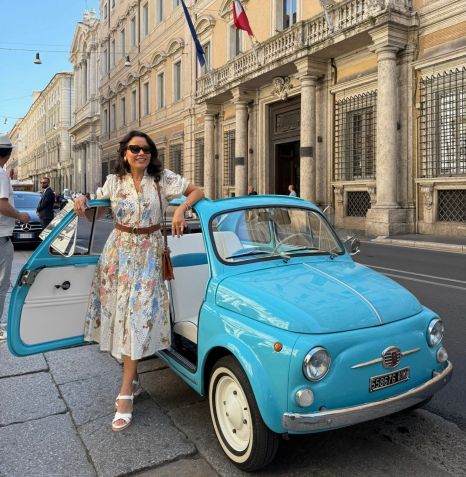 Daniela Filomeno em passseio panormico por Roma a bordo de um antigo Fiat 500  CNN Viagem & Gastronomia