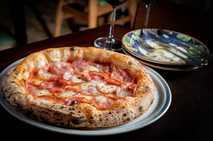 Diavola, com salame picante e fior di latte, é sugestão de pizza sem glúten do Luce • Tadeu Brunelli