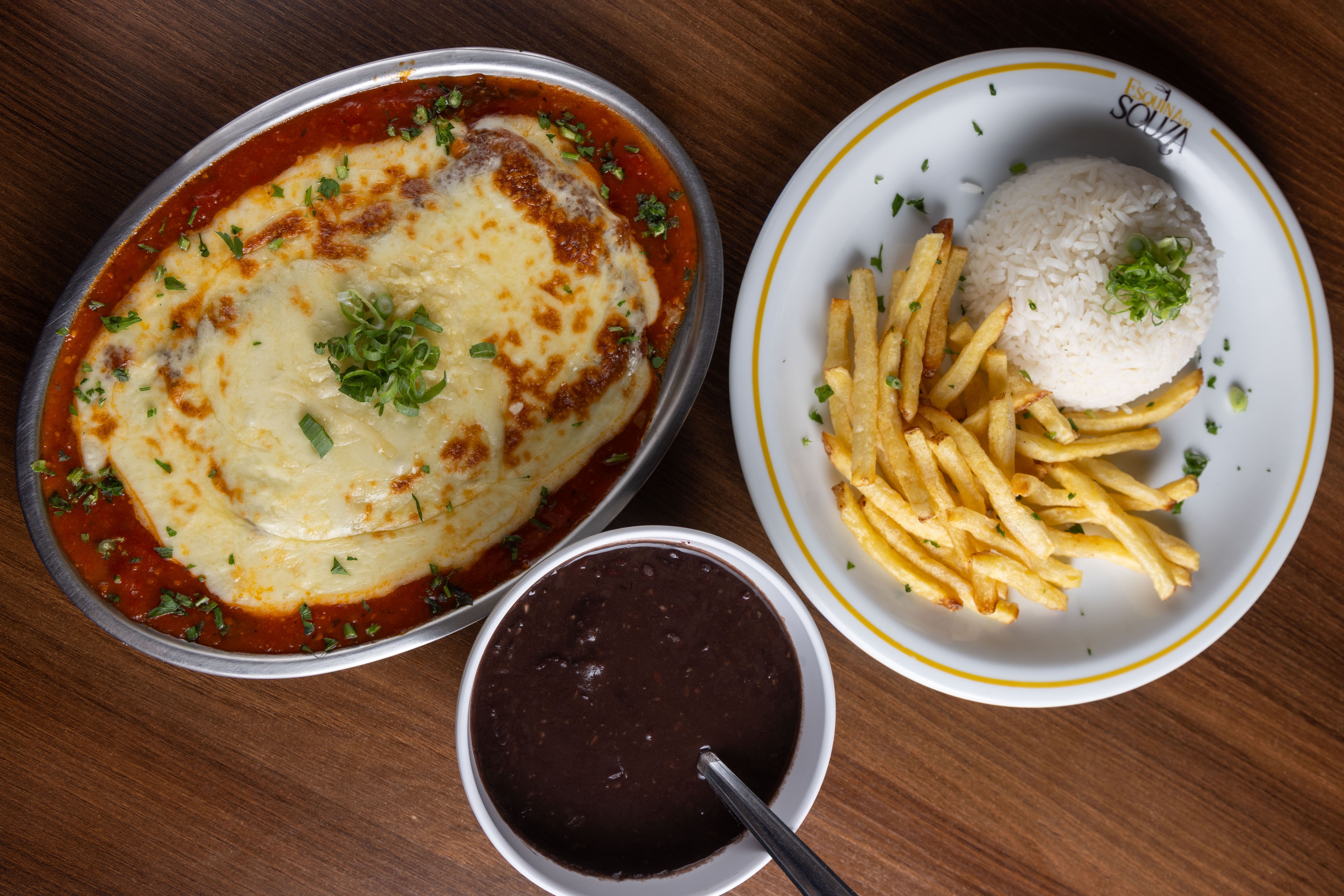 No tradicional bar Esquina do Souza, famoso pela coxinha, o parmegiana também brilha no cardápio acompanhando sempre de arroz e batata frita • Ricardo D'Angelo