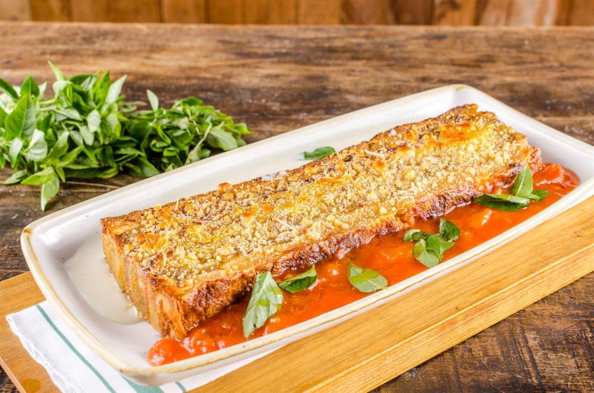 Lasanha do Forneria San Paolo é feita com ragu de carne, molho branco, molho de tomate fresco, manjericão, e é gratinada ao forno • Divulgação