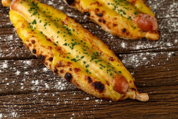 Pita dog é um cachorro-quente com salsicha Berna banhado por creme de queijos • Rodrigo Azevedo