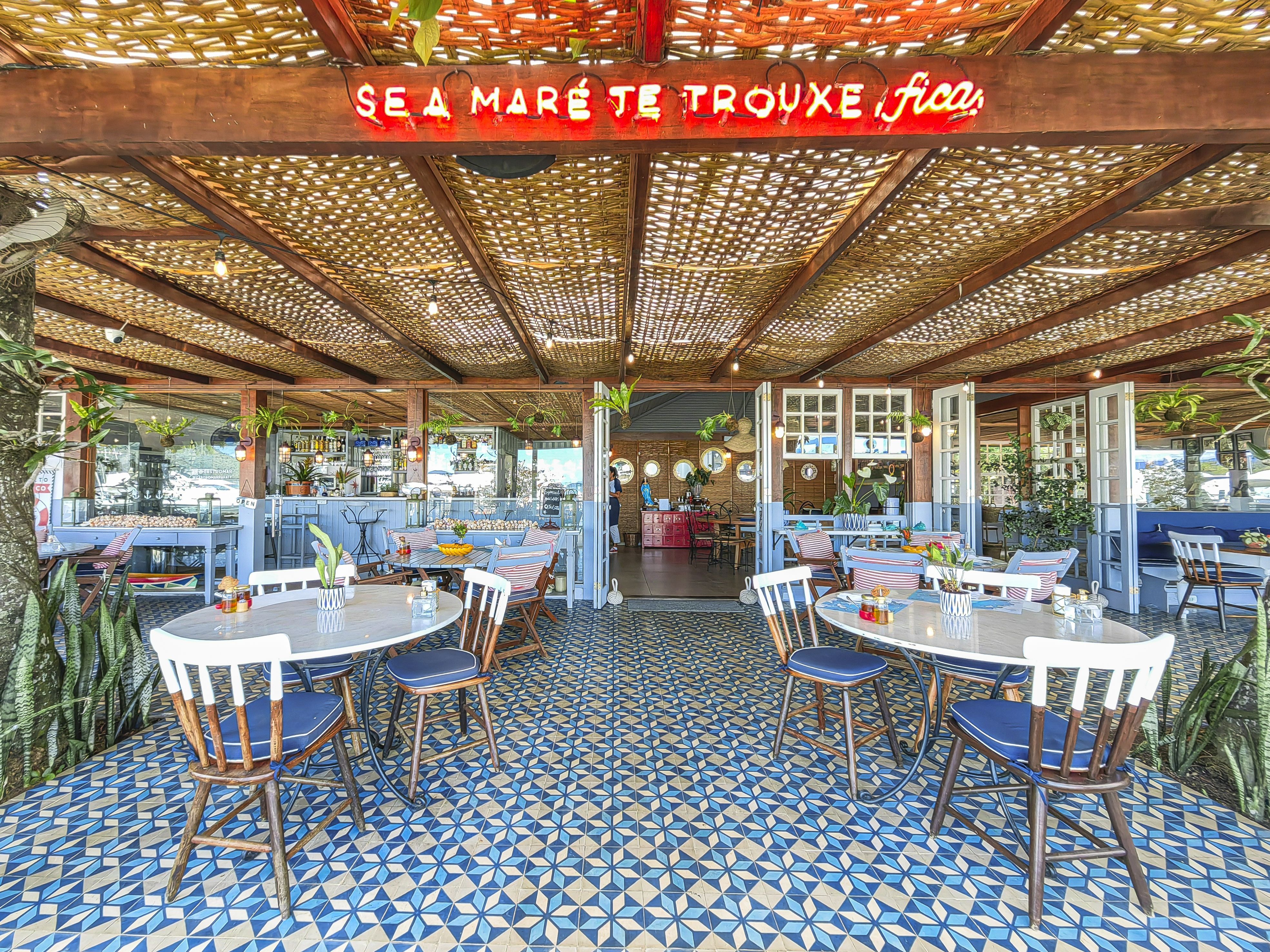 Ambiente do restaurante Gastromar, na Marina Porto Imperial, em Paraty • Divulgação