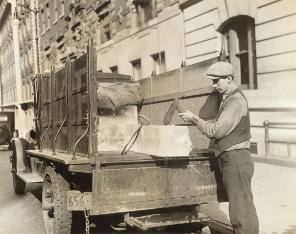 O gelo se tornou um símbolo de status nos EUA nos séculos 19 e 20. Na foto, cortando um pedaço de gelo para uma caixa térmica doméstica — precursora da geladeira — por volta de 1920 • George Rinhart/Corbis via Getty Images