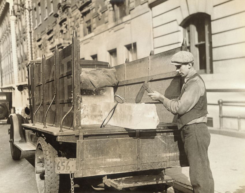 O gelo se tornou um símbolo de status nos EUA nos séculos 19 e 20. Na foto, cortando um pedaço de gelo para uma caixa térmica doméstica — precursora da geladeira — por volta de 1920 • George Rinhart/Corbis via Getty Images