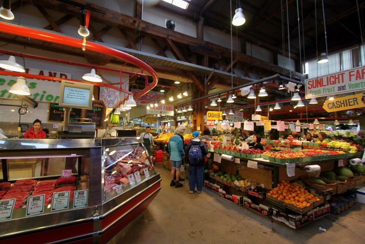 Granville Island Public Market é uma das atrações principais da península de Vancouver • Wikimedia commons/Roy Luck