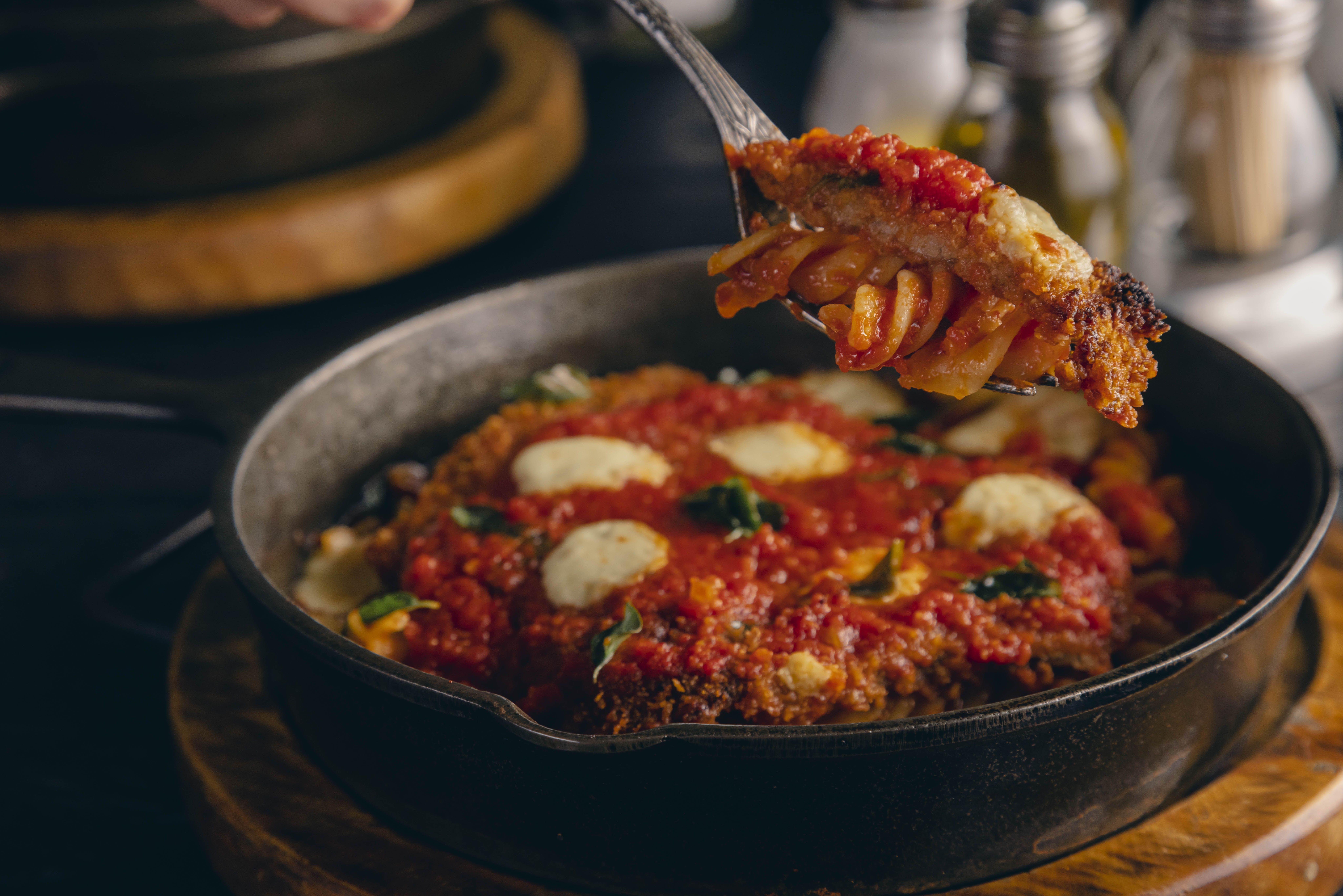 Parmeggiana da Nonna é feito com carne angus à milanesa e queijo cremoso • Mário Rodrigues
