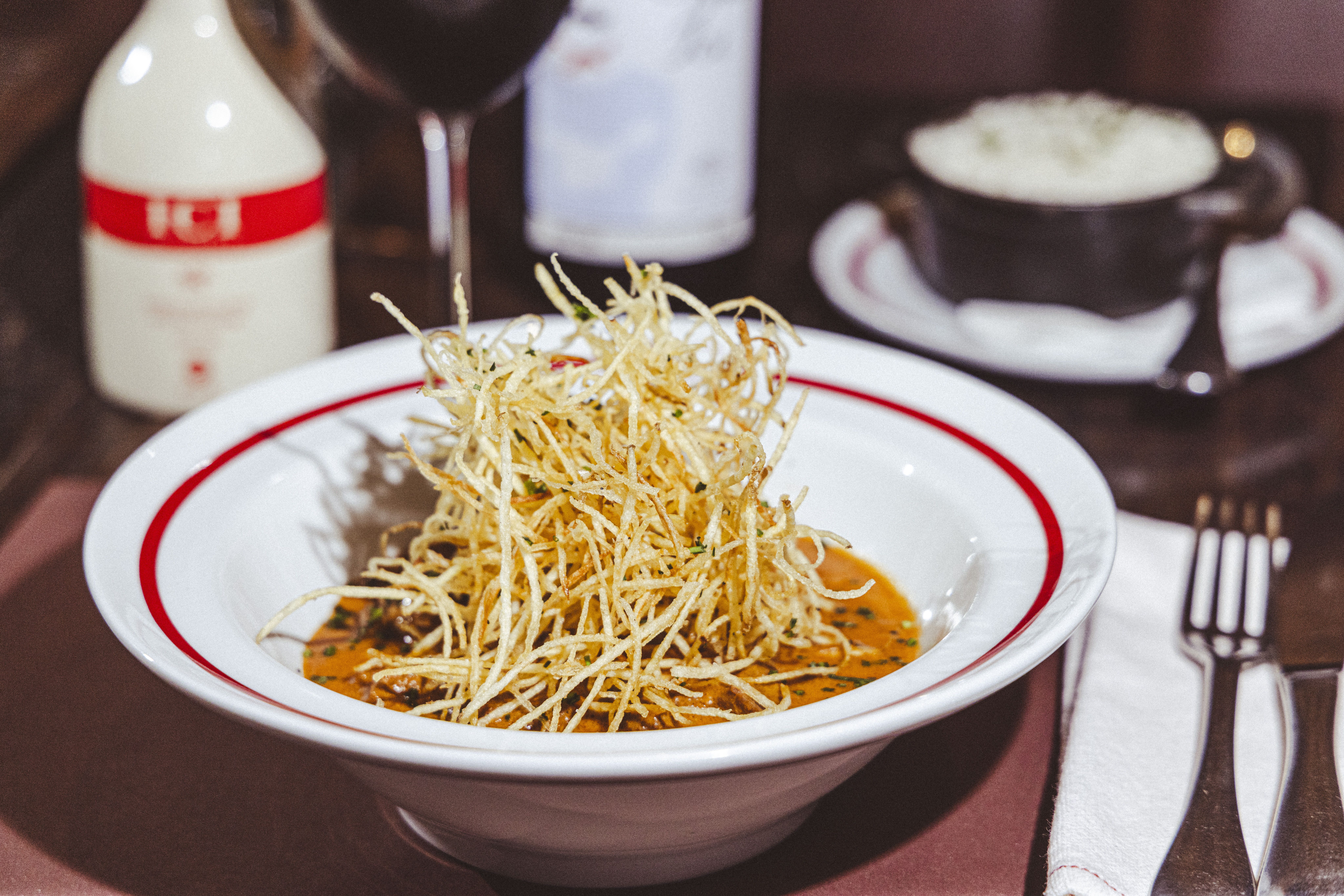 ICI Brasserie serve versão própria de estrogonofe, acompanhado de arroz e batata palha crocante • Mário Rodrigues