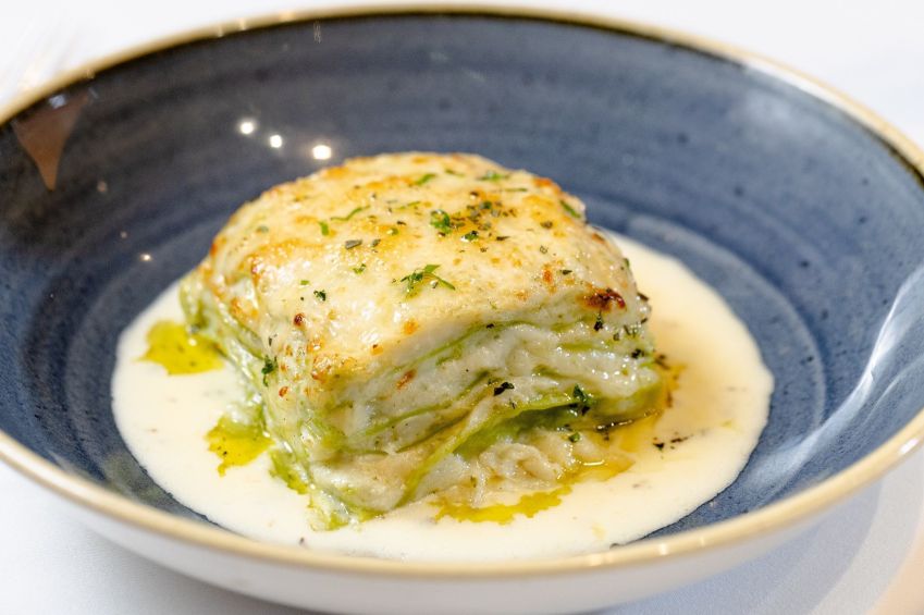 Lasagna di baccalà é feita com massa verde, lascas de bacalhau, brócolis, tomilho, cebola e molho de trufas • Paulo Naciff