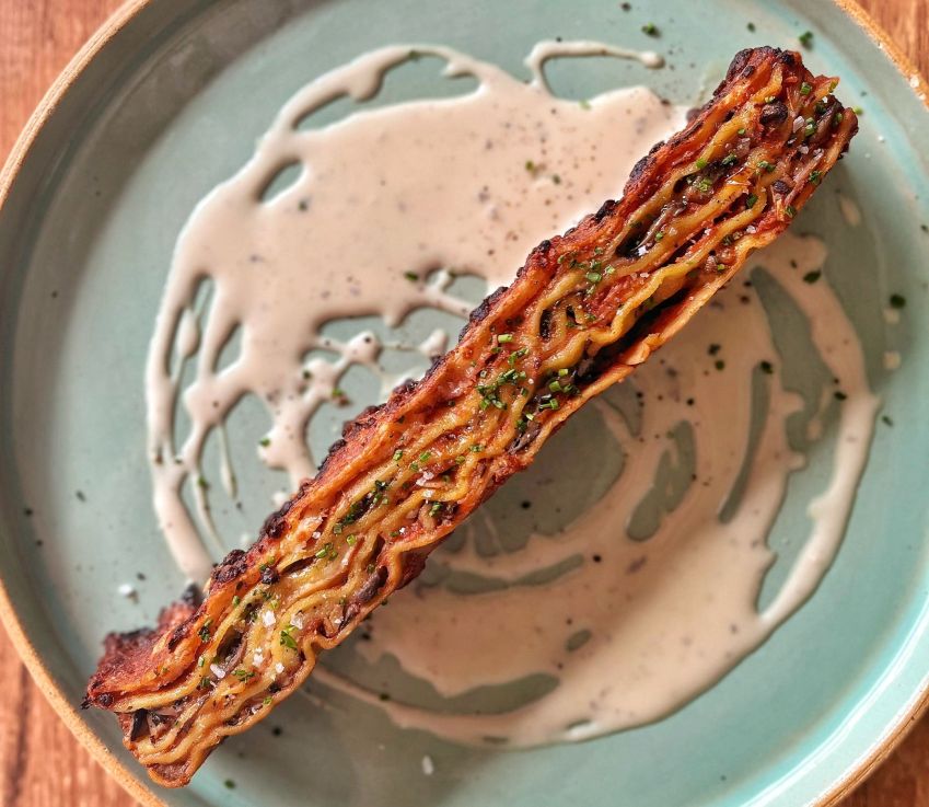 Elea Forneria tem lasanha com pancetta curada, queijo tulha, cogumelos e compota de tomates, montada em camadas de massa fresca com fonduta de gorgonzola • Pedro Knoll