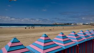 Cidade na França multa turistas que usarem roupas de banho fora da praia