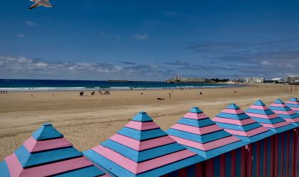 Cidade na França multa turistas que usarem roupas de banho fora da praia
