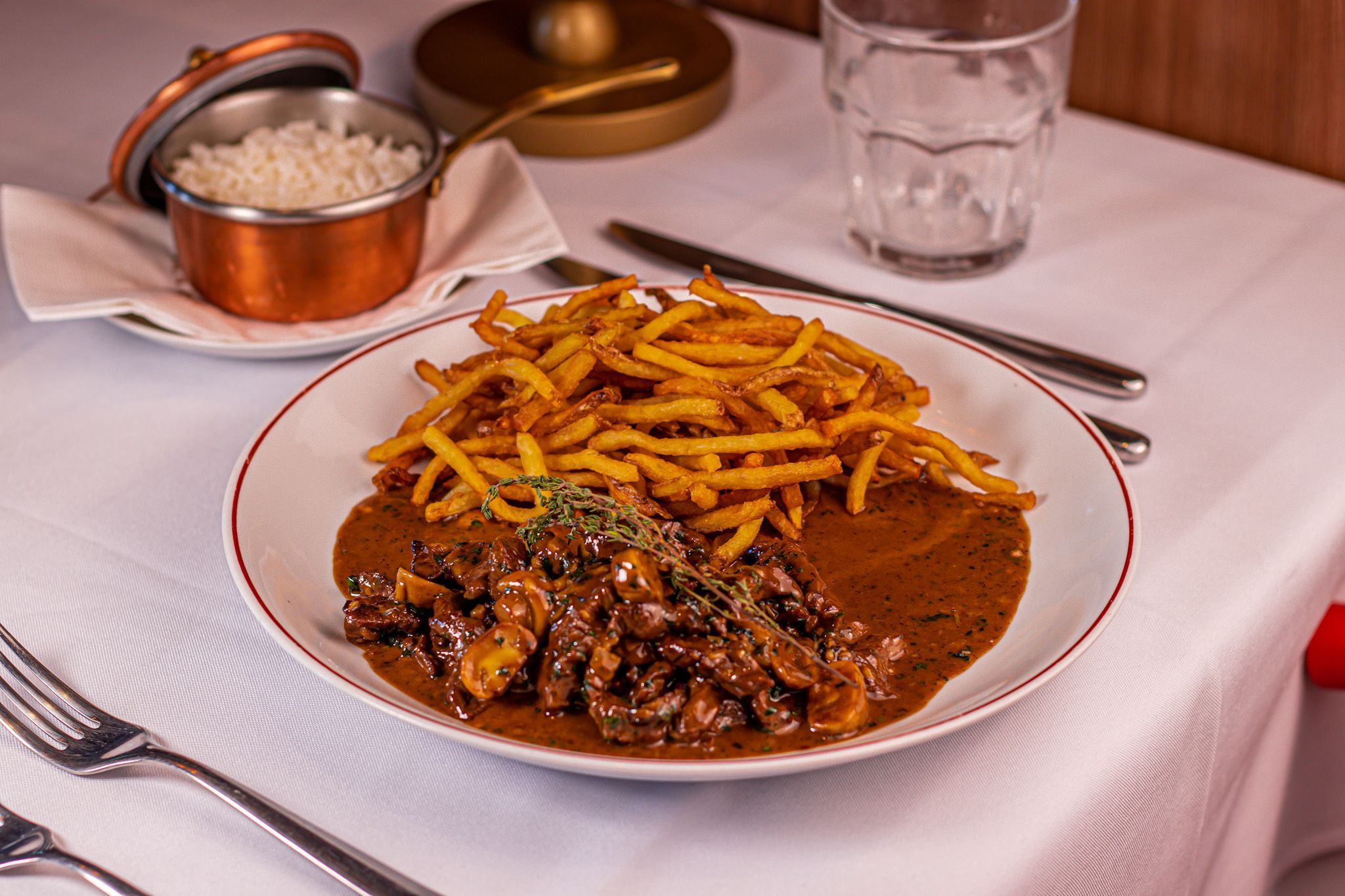 No Merci, o estrogonofe é feito com carne bovina e cogumelos, servido com arroz e batata frita • Lucas Alvim