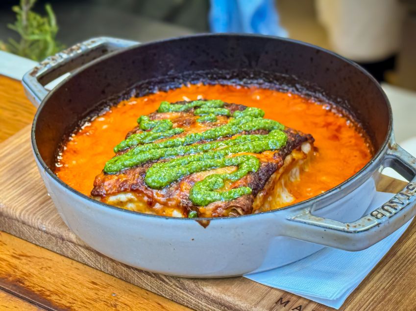 Lasagna al Ragù do Marena Cucina é preparada com massa de espinafre e ragu napolitano • Divulgação