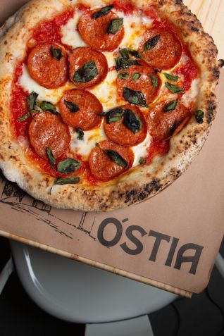 Pepperoni é um dos sabores disponíveis da Óstia, pizzaria especializada no estilo napolitana sem glúten em São Paulo • Gabriela Brazão