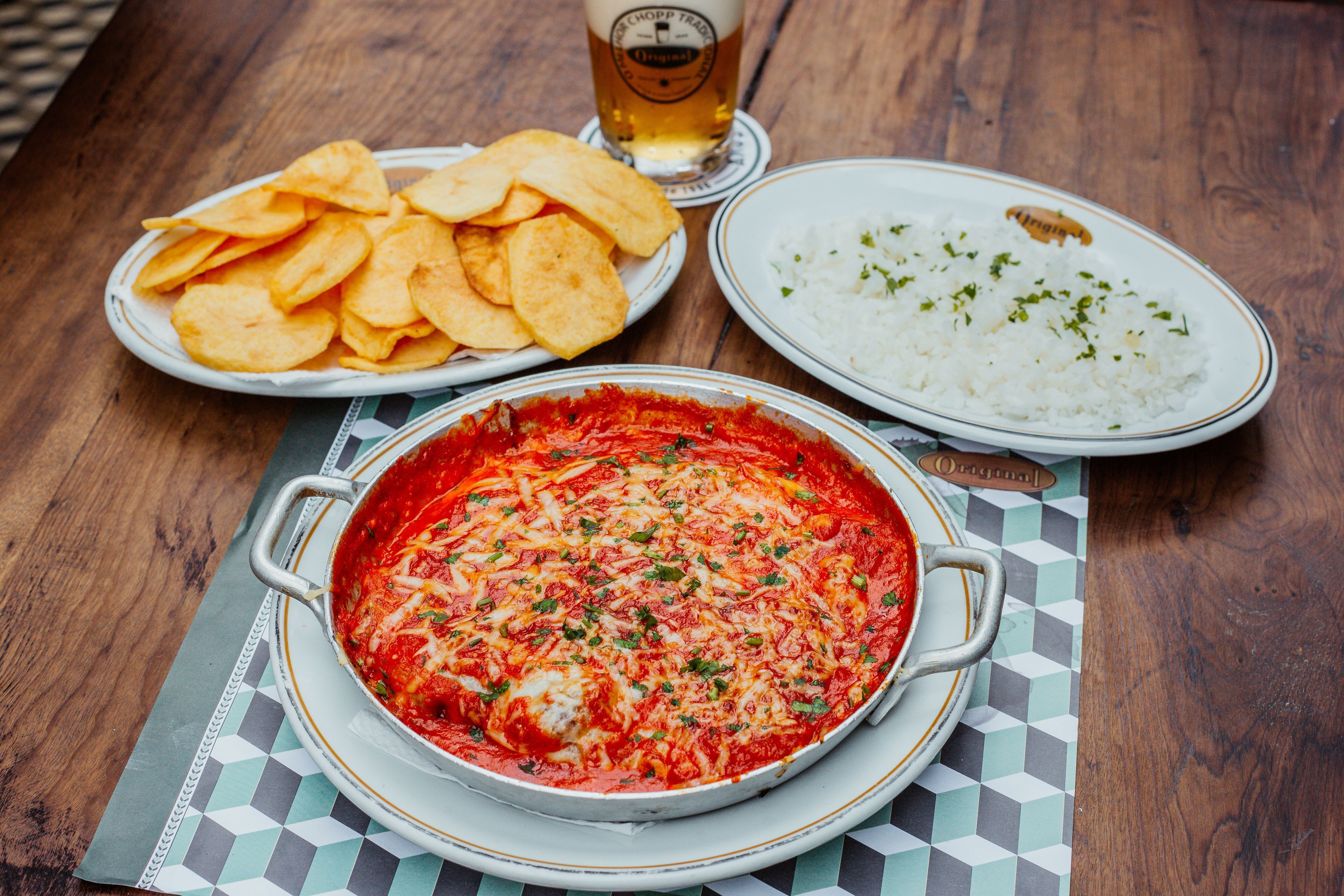 Bar original oferece em seu menu o tradicional filé à parmegiana, que é encontrado também como aperitivo cortado em cubos • Divulgação