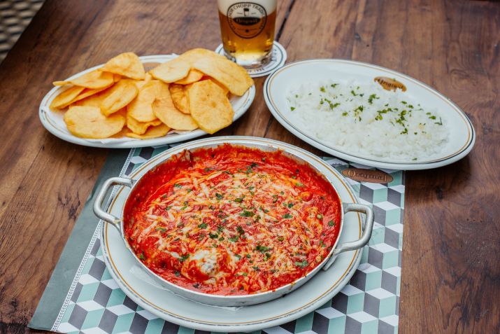 Bar original oferece em seu menu o tradicional filé à parmegiana, que é encontrado também como aperitivo cortado em cubos • Divulgação