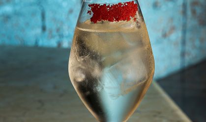 Drinques de 10 mil reais são vendidos com colar de ouro em São Paulo