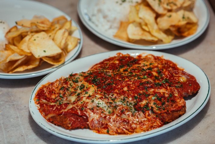 Pirajá oferece em seu menu filé à parmegiana de carne acompanhado de arroz e batata frita • Divulgação