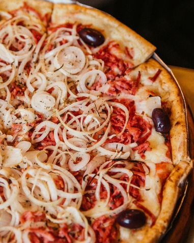 Pizza de calabresa da Pizza Forfun, uma das sugestões 100% sem glúten • Reprodução/Facebook