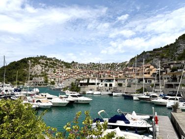 Marina e vila de Portopiccolo, na Itália