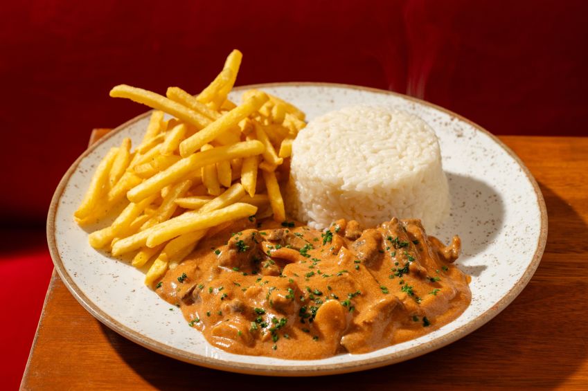 No Brasil, Strogonoff (ou estrogonofe) leva arroz e batata palha como acompanhamentos indispensáveis • Foto Gustavo Pitta para restaurante Rendez Vous