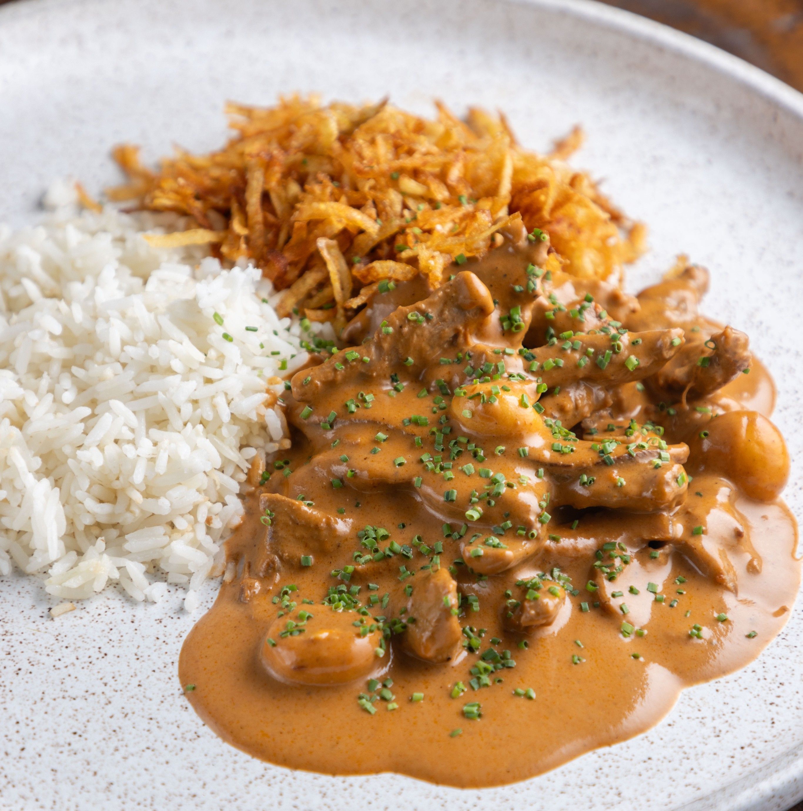 Estrogonofe do Borgo Deli é feito com filé mignon, cogumelos, batata skinny e arroz branco • Ricardo D'Angelo