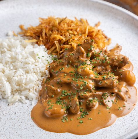 Estrogonofe do Borgo Deli é feito com filé mignon, cogumelos, batata skinny e arroz branco • Ricardo D'Angelo