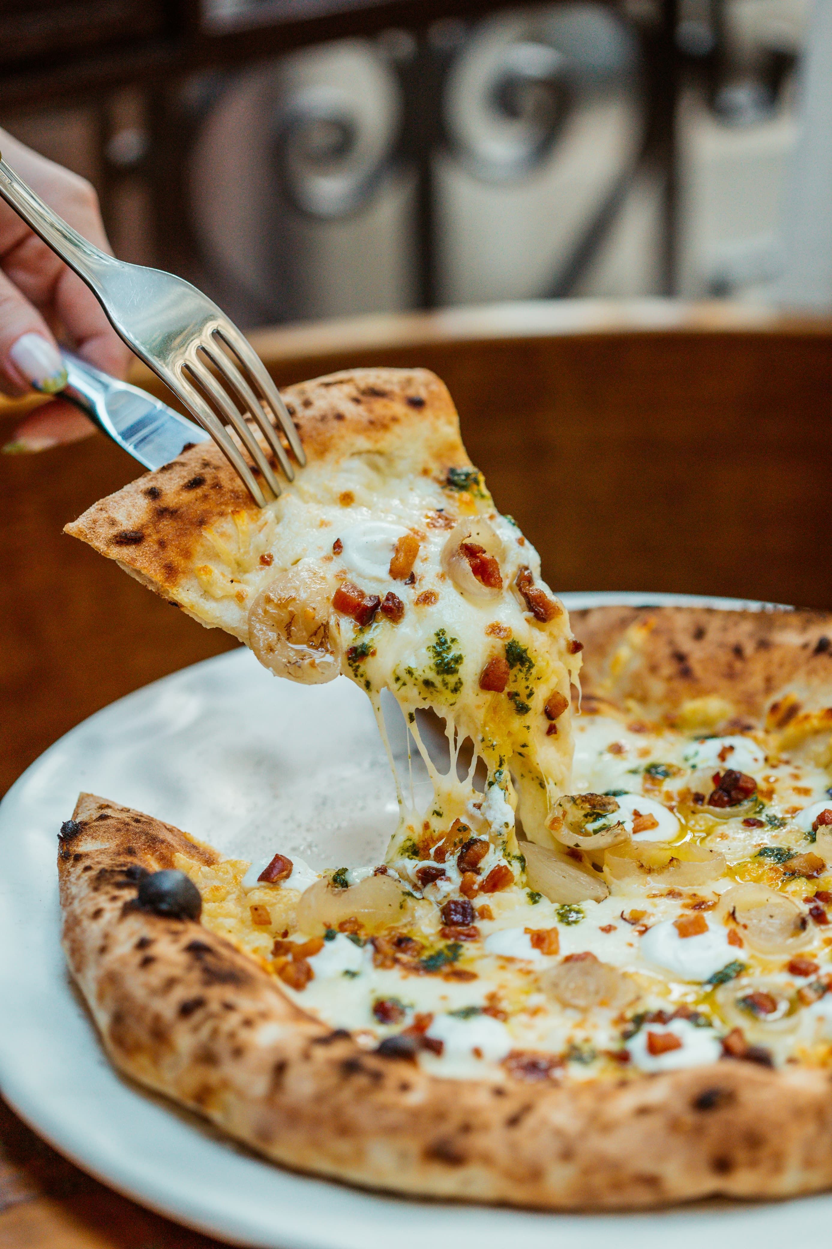 La Crosta cria pizza com queijo grana padano, cebola caramelizada ao espumante Franciacorta, creme de mascarpone e bresaola para Settimana della Pizza • Divulgação