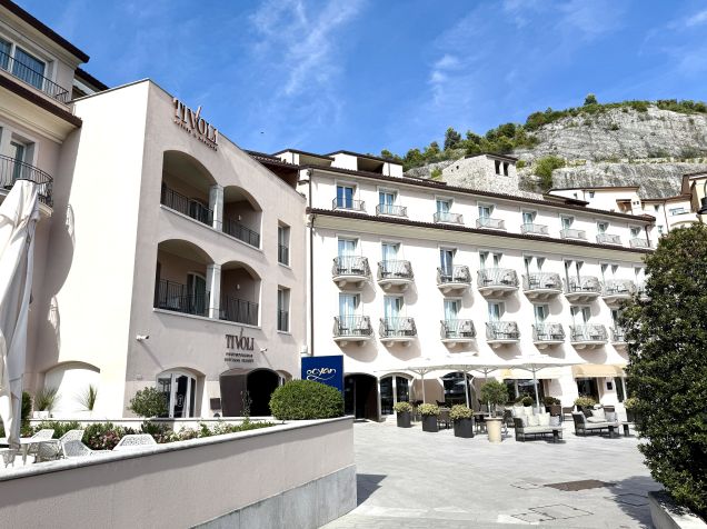 Exterior do Tivoli Portopiccolo, hotel de luxo esculpido na pedra • Lucas Wilches