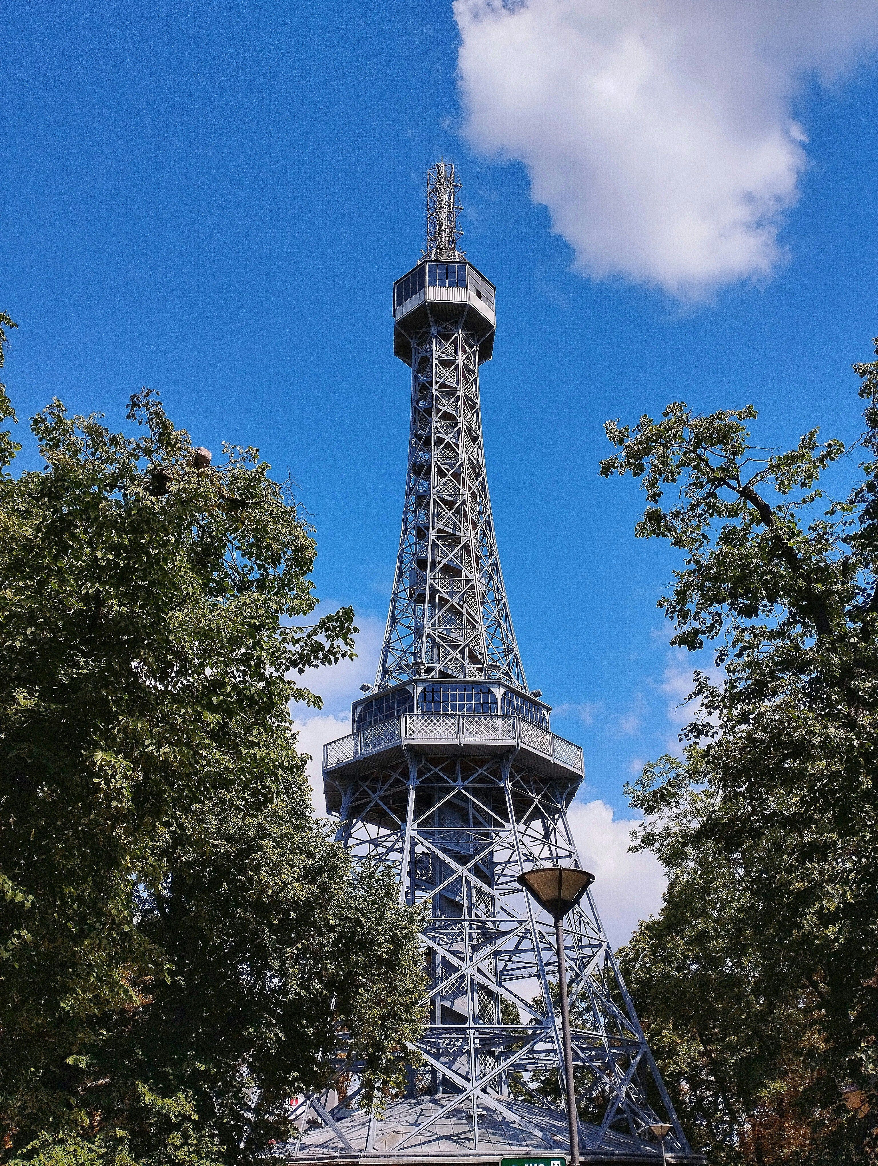 Torre Petřín é um marco histórico de Praga com 58 metros de altura • Divulgação/Mattia Spotti