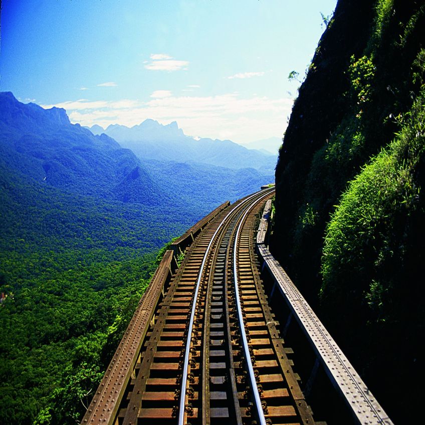Trem da Serra do Mar Paranaense passa por 41 pontes e 13 túneis • Divulgação/ Serra Verde Express